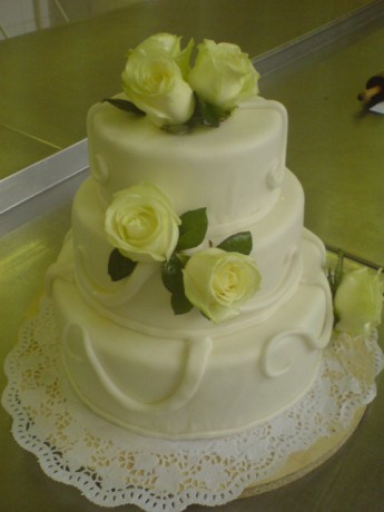 Svatební dort s živími růžemi 3