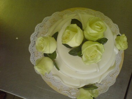 Svatební dort s živími růžemi 2