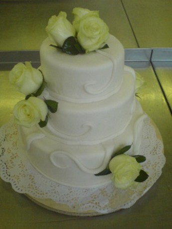 Svatební dort s živími růžemi