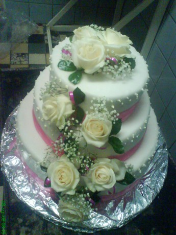 Svatební dort s živími květy