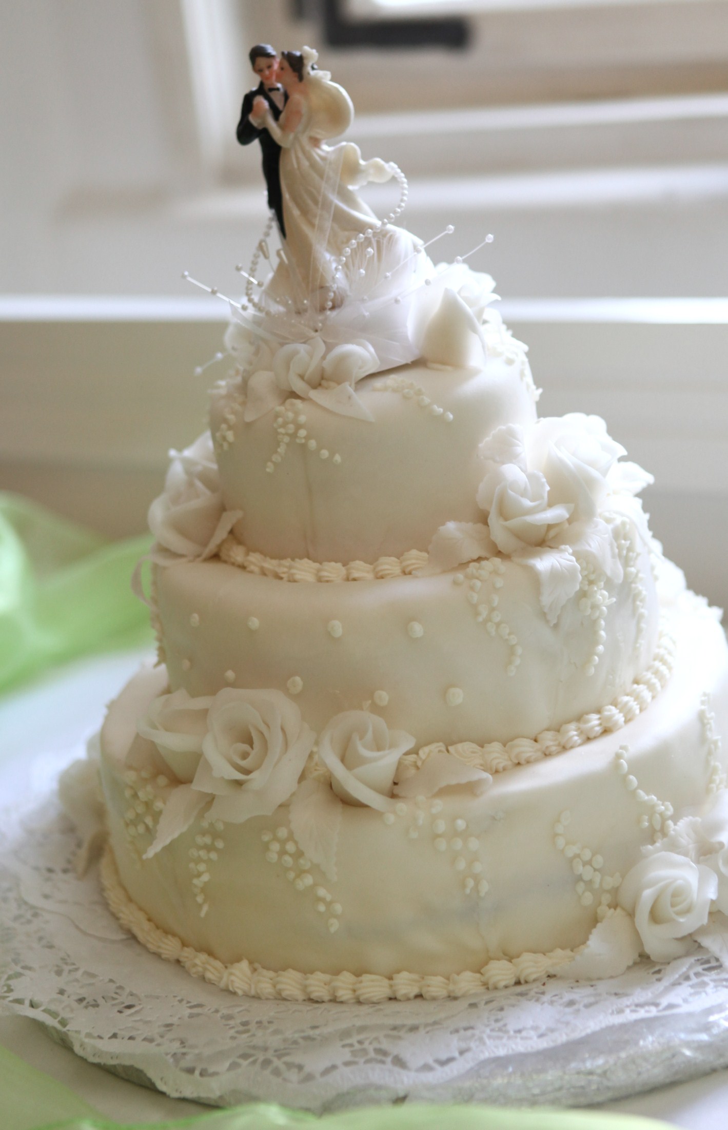 Bílý 3patrový dort -2.